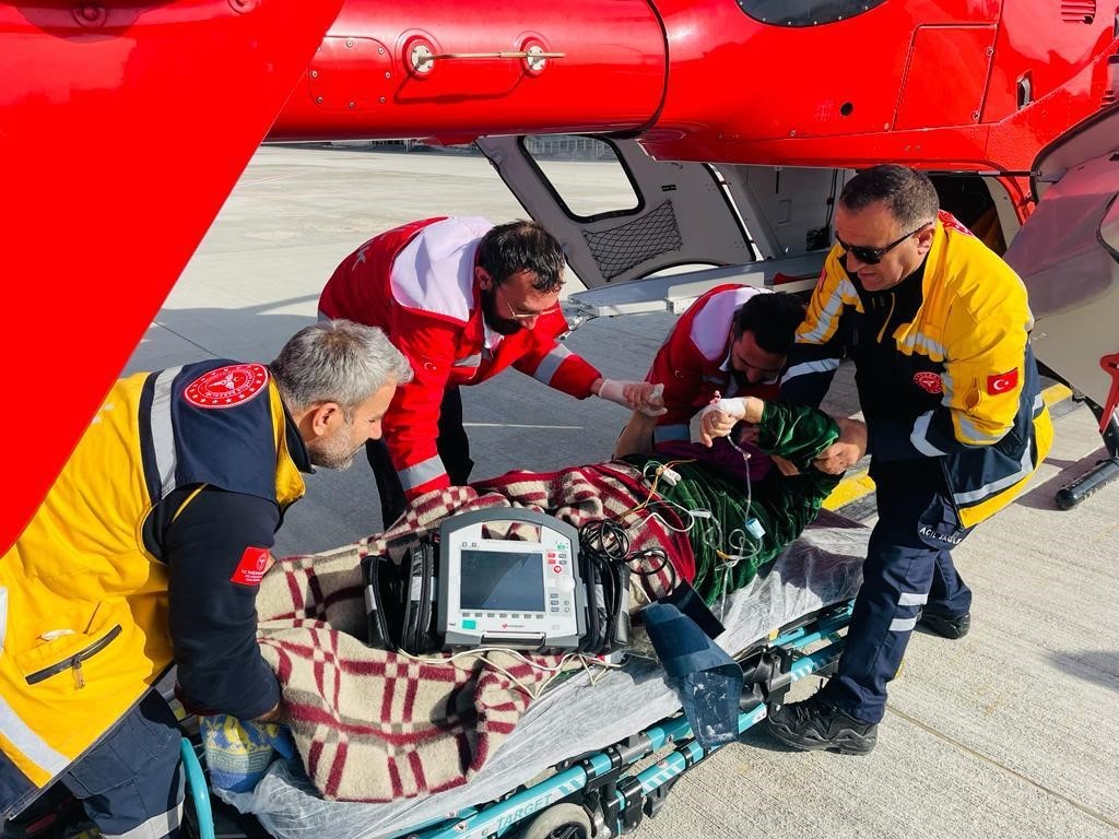 Şırnak’taki hasta ambulans helikopterle Van’a getirildi