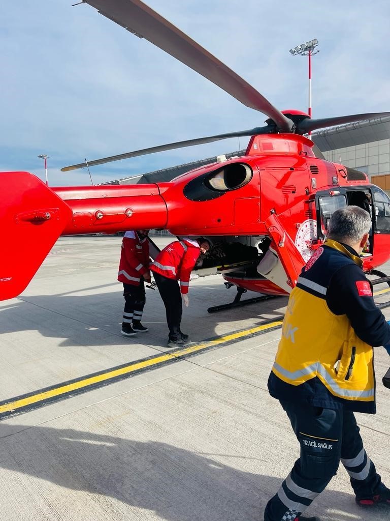 Şırnak’taki hasta ambulans helikopterle Van’a getirildi