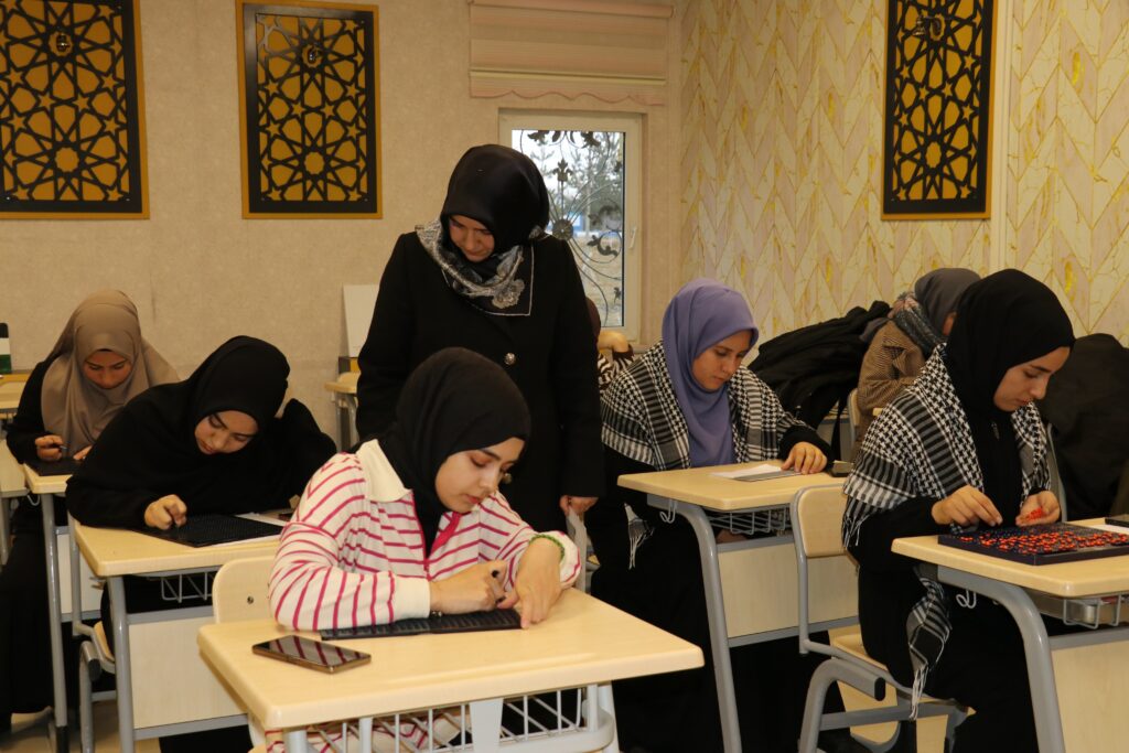 Üniversite öğrencileri Braille yazı sistemini öğreniyor