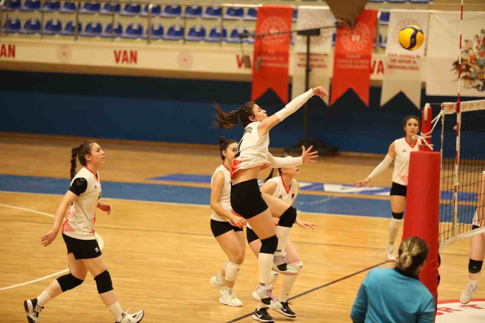Voleybolda Van derbisinin galibi Büyükşehir Belediyespor oldu