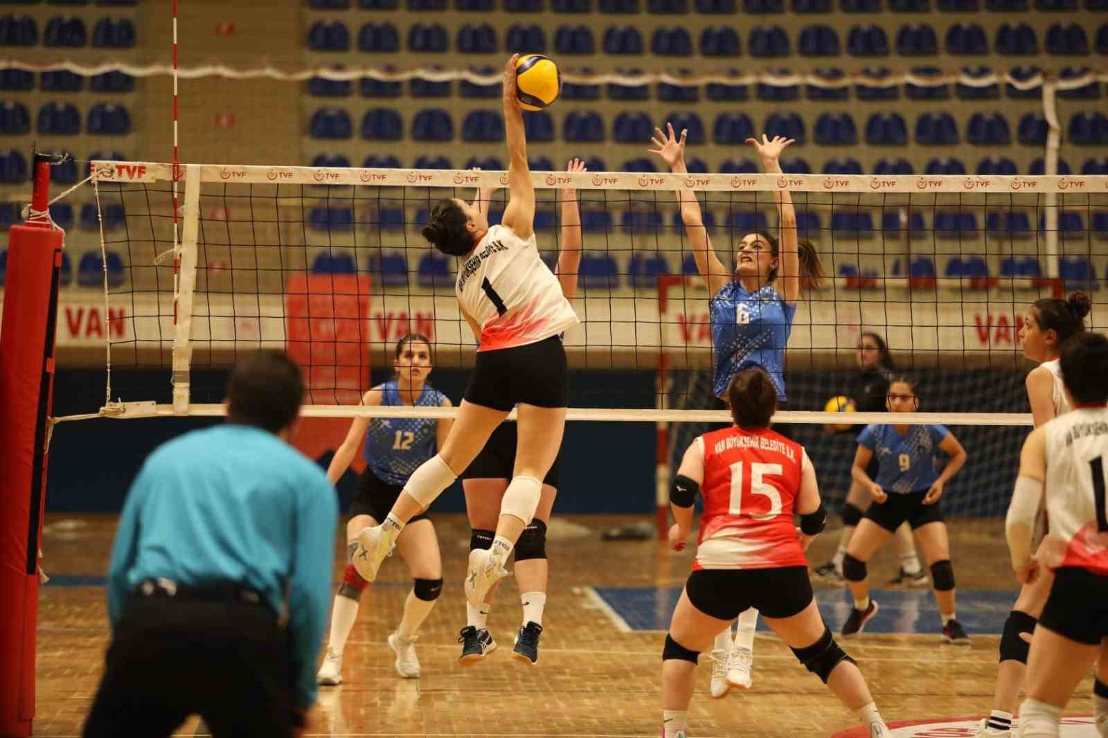 Voleybolda Van derbisinin galibi Büyükşehir Belediyespor oldu