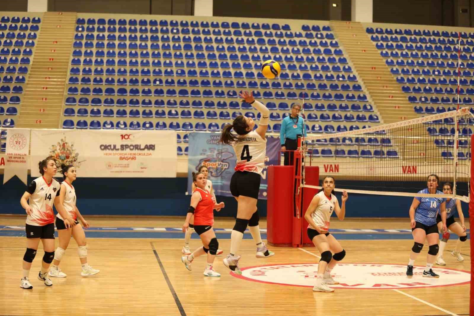 Voleybolda Van derbisinin galibi Büyükşehir Belediyespor oldu