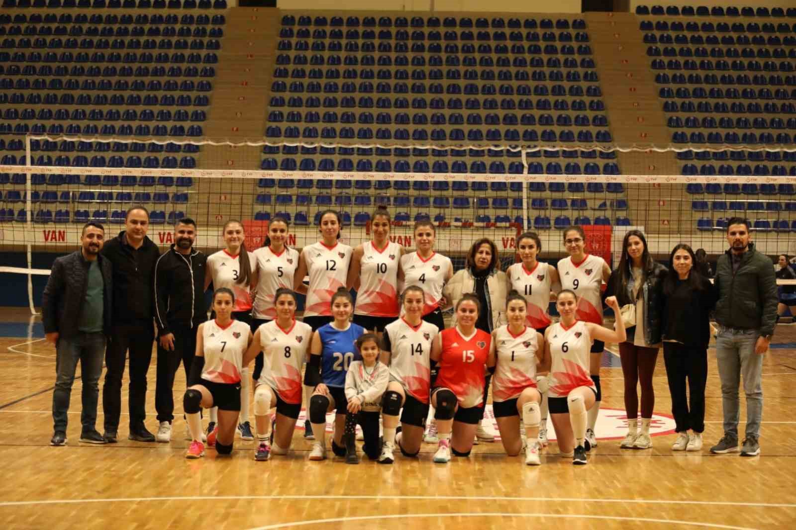 Voleybolda Van derbisinin galibi Büyükşehir Belediyespor oldu