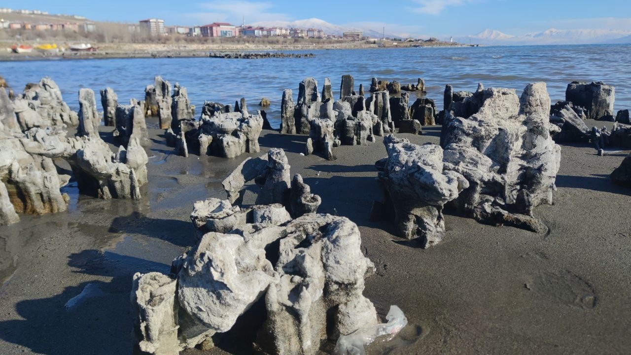 Van Gölü’nde yağışlara rağmen çekilme devam ediyor