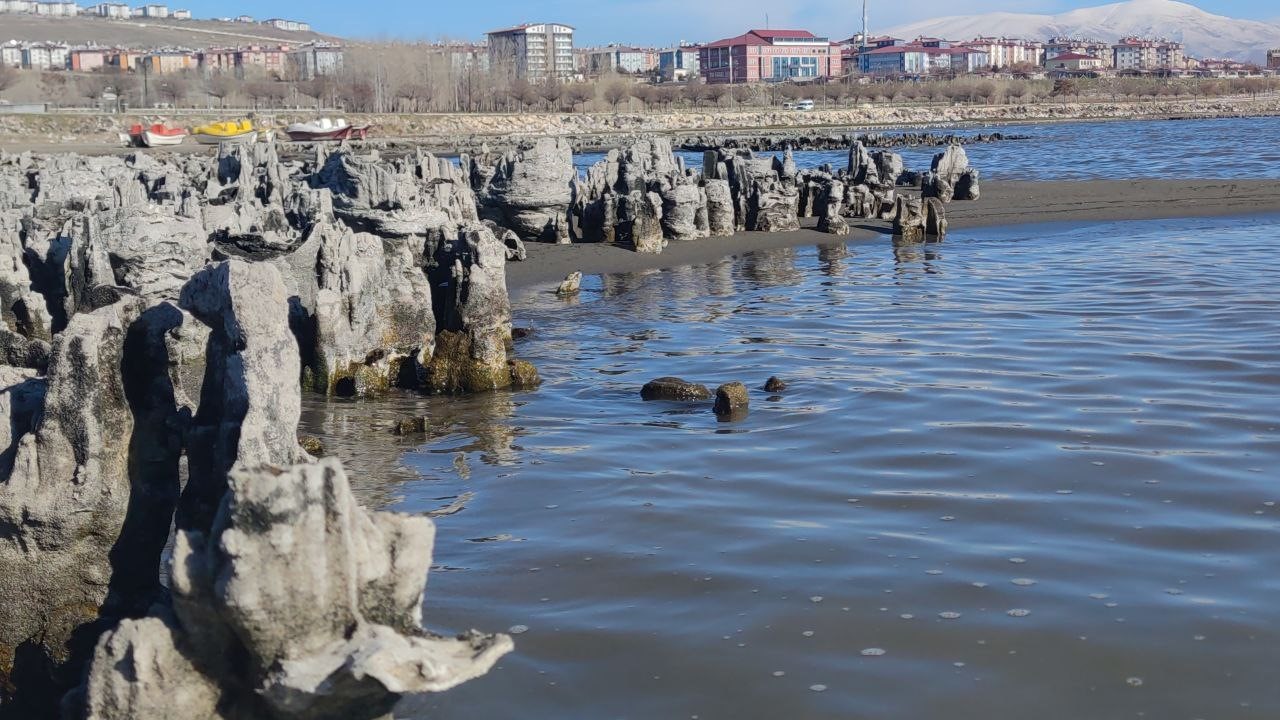 Van Gölü’nde yağışlara rağmen çekilme devam ediyor