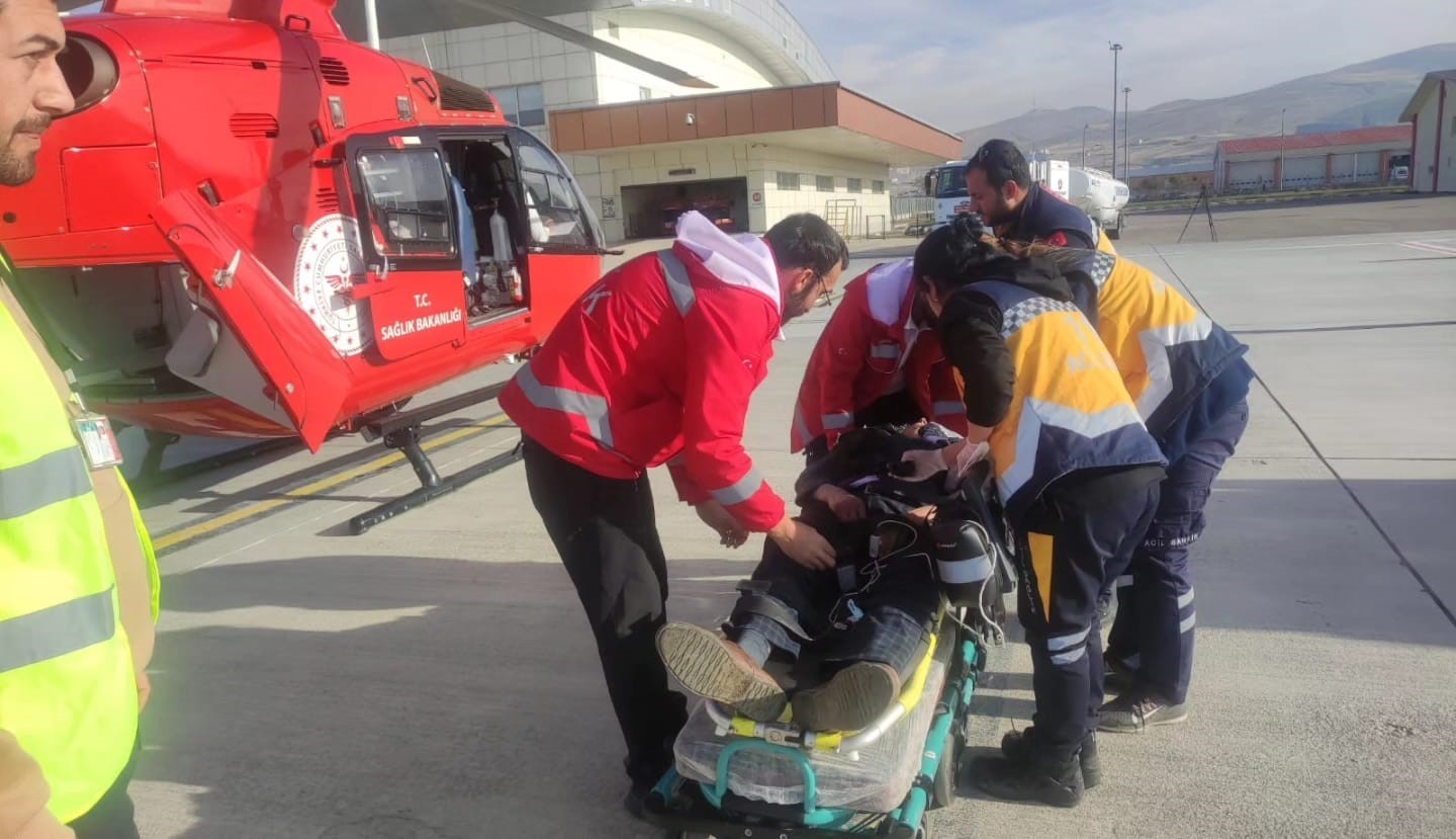 Baygınlık geçiren vatandaş helikopter ambulansla Van’a sevk edildi