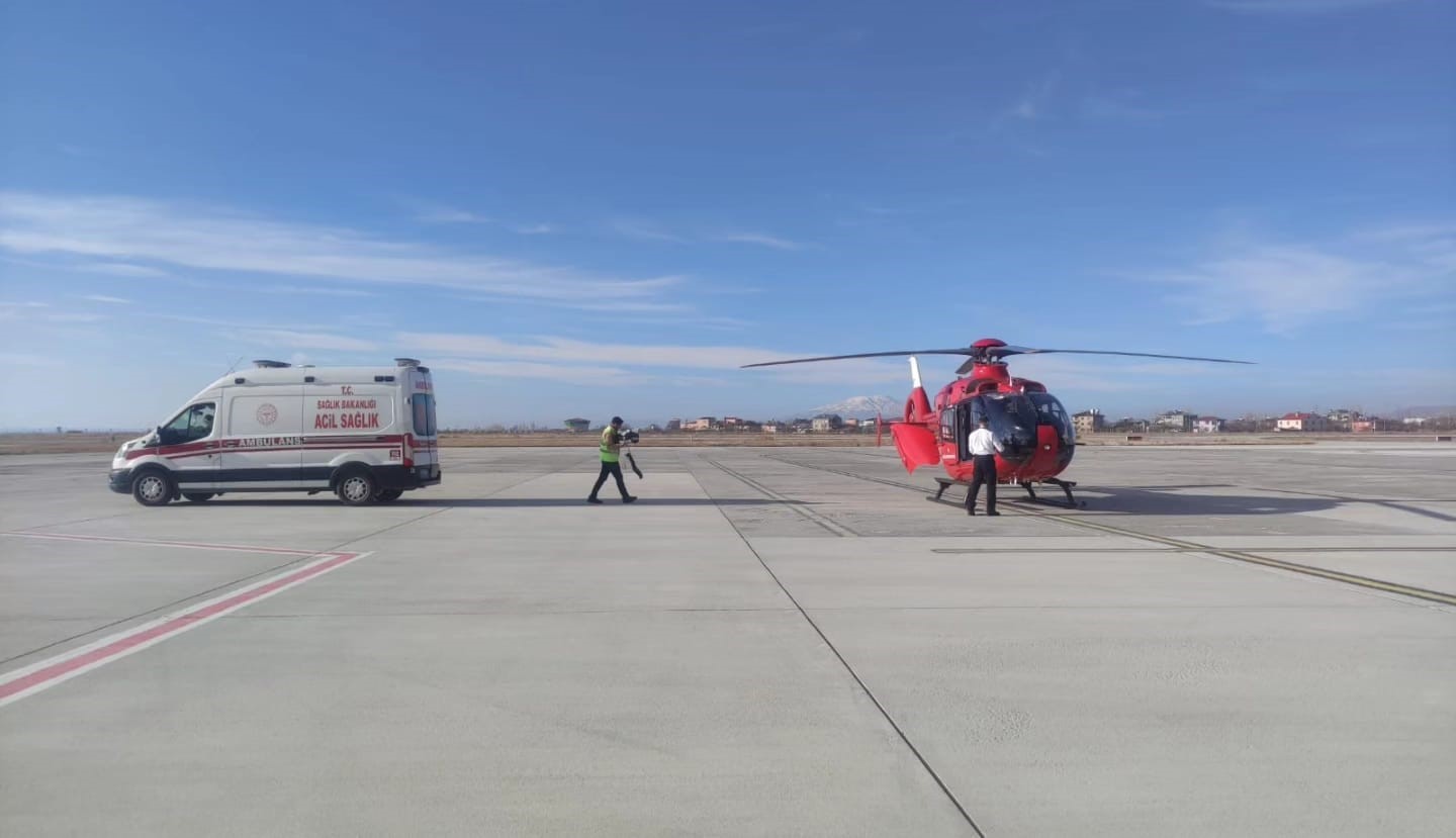 Baygınlık geçiren vatandaş helikopter ambulansla Van’a sevk edildi