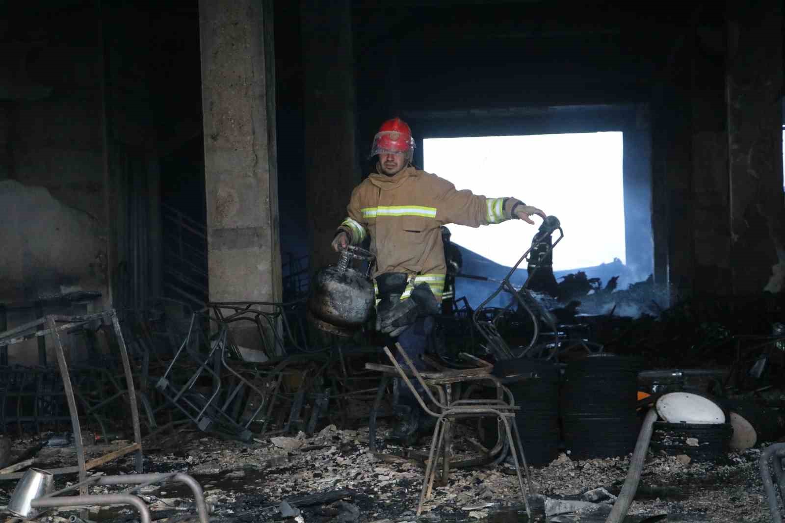 Mobilya fabrikasındaki yangın 3 saatlik çalışmayla kontrol altına alındı
