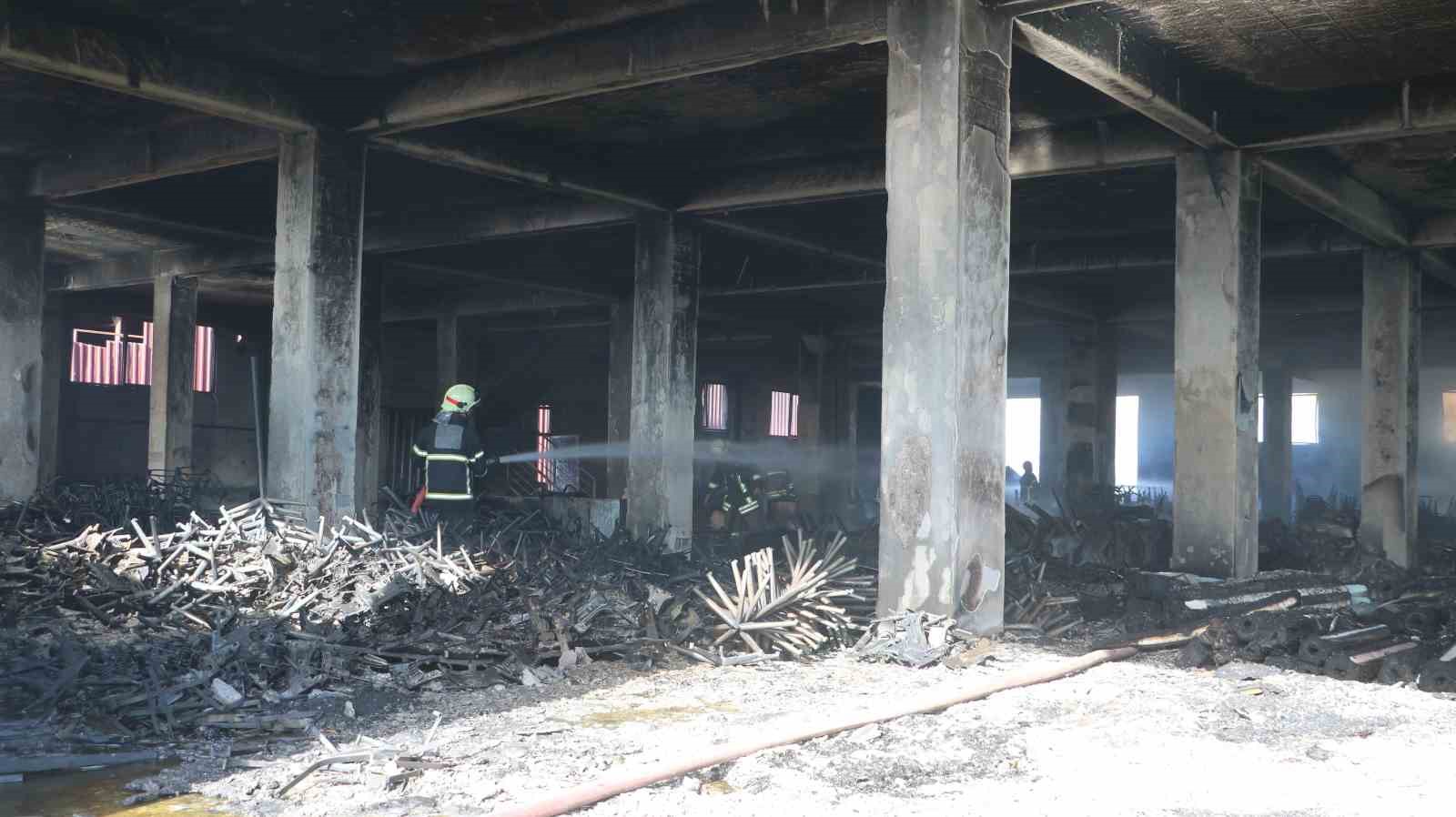 Mobilya fabrikasındaki yangın 3 saatlik çalışmayla kontrol altına alındı