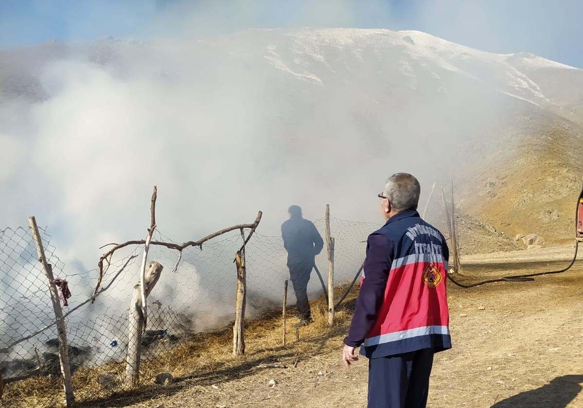 Başkale’de ot yangını 3 bin 500 bağ ot kül oldu