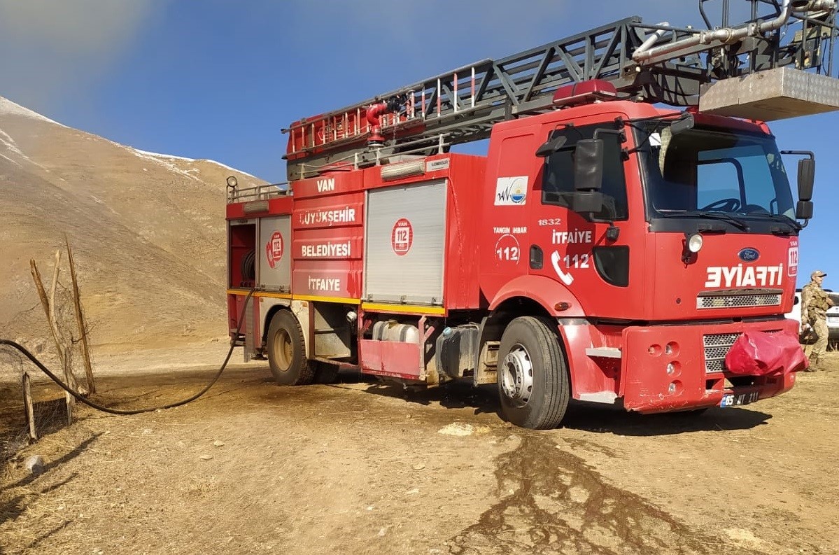 Başkale’de ot yangını 3 bin 500 bağ ot kül oldu