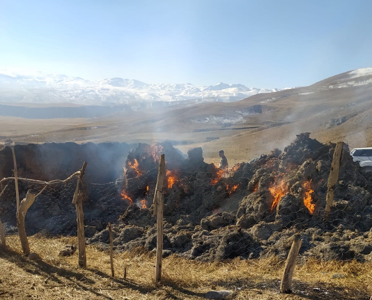 Başkale’de ot yangını 3 bin 500 bağ ot kül oldu