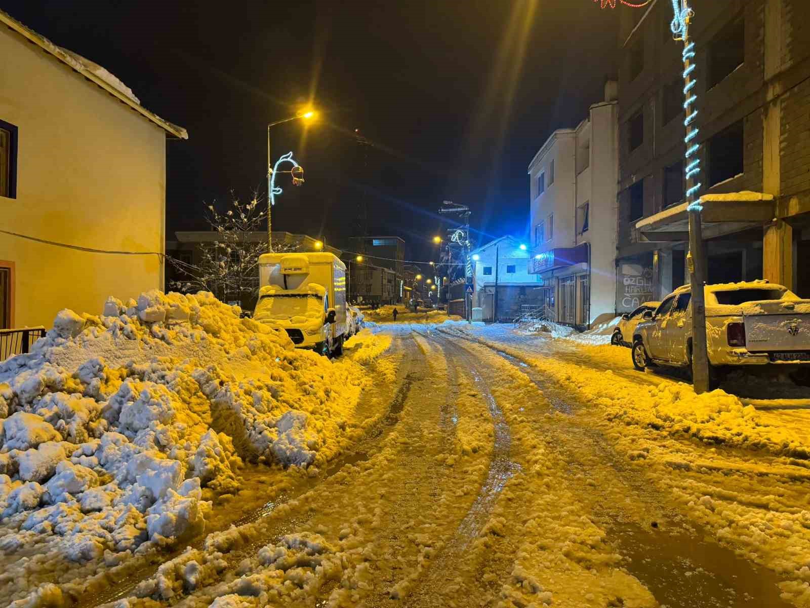 Şırnak’ta kar nedeniyle kapanan yolları açma çalışmaları devam ediyor