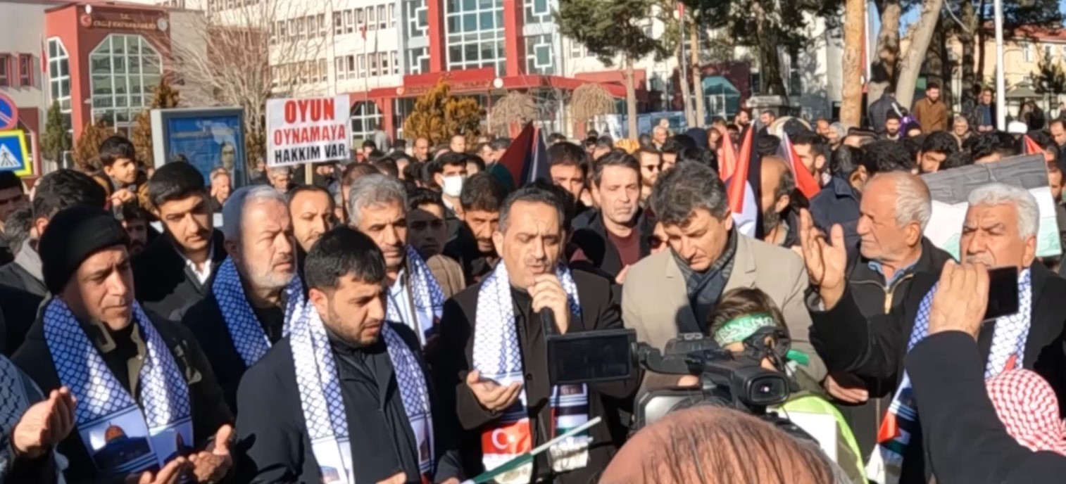 Erciş’te ‘Filistin’e özgürlük İsrail’e lanet’ yürüyüşü