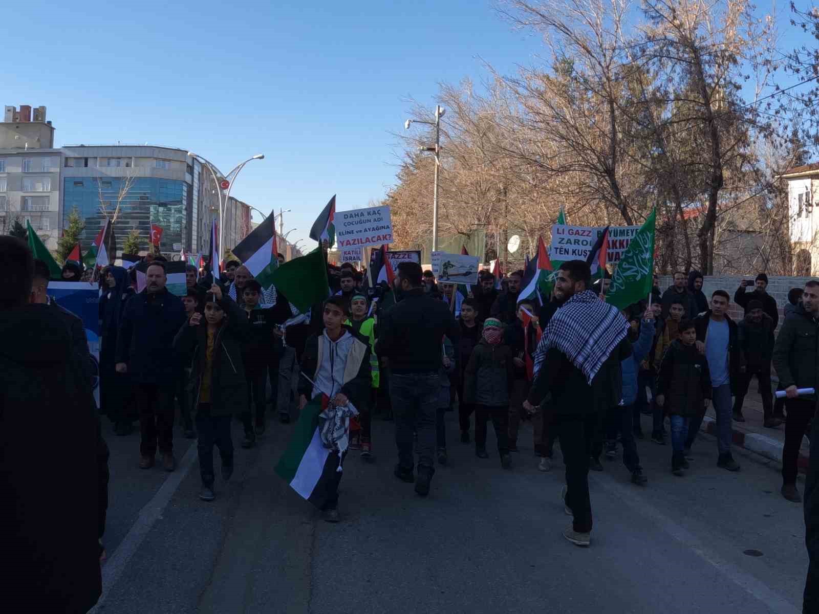 Erciş’te ‘Filistin’e özgürlük İsrail’e lanet’ yürüyüşü