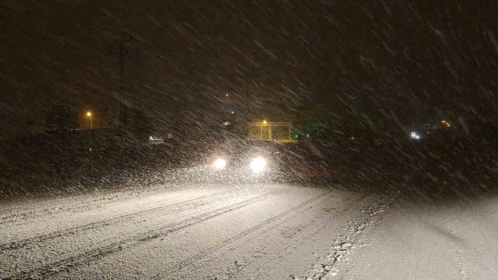 Van’da 492 yerleşim yerinin yolu ulaşıma kapandı