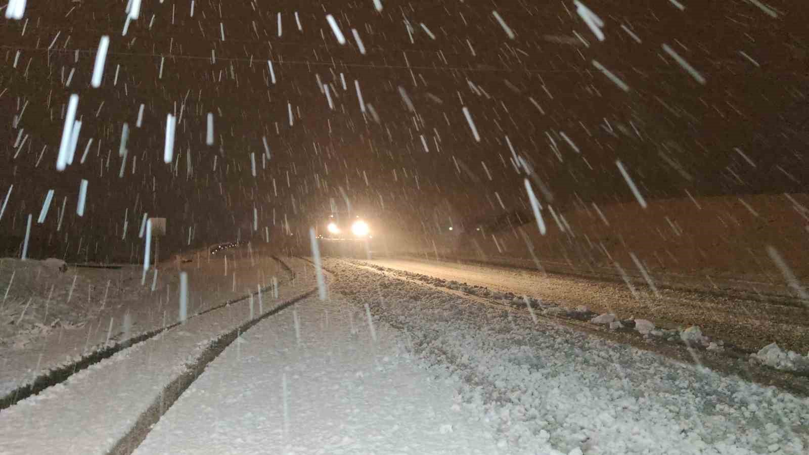 Van’da 492 yerleşim yerinin yolu ulaşıma kapandı