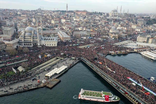 Galata Köprüsü'ndeki tarihi yürüyüş dünya basınının gündeminde
