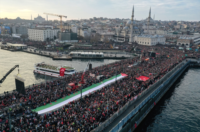 Galata Köprüsü'ndeki tarihi yürüyüş dünya basınının gündeminde