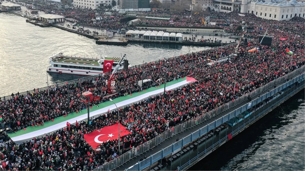 Galata Köprüsü'ndeki tarihi yürüyüş dünya basınının gündeminde