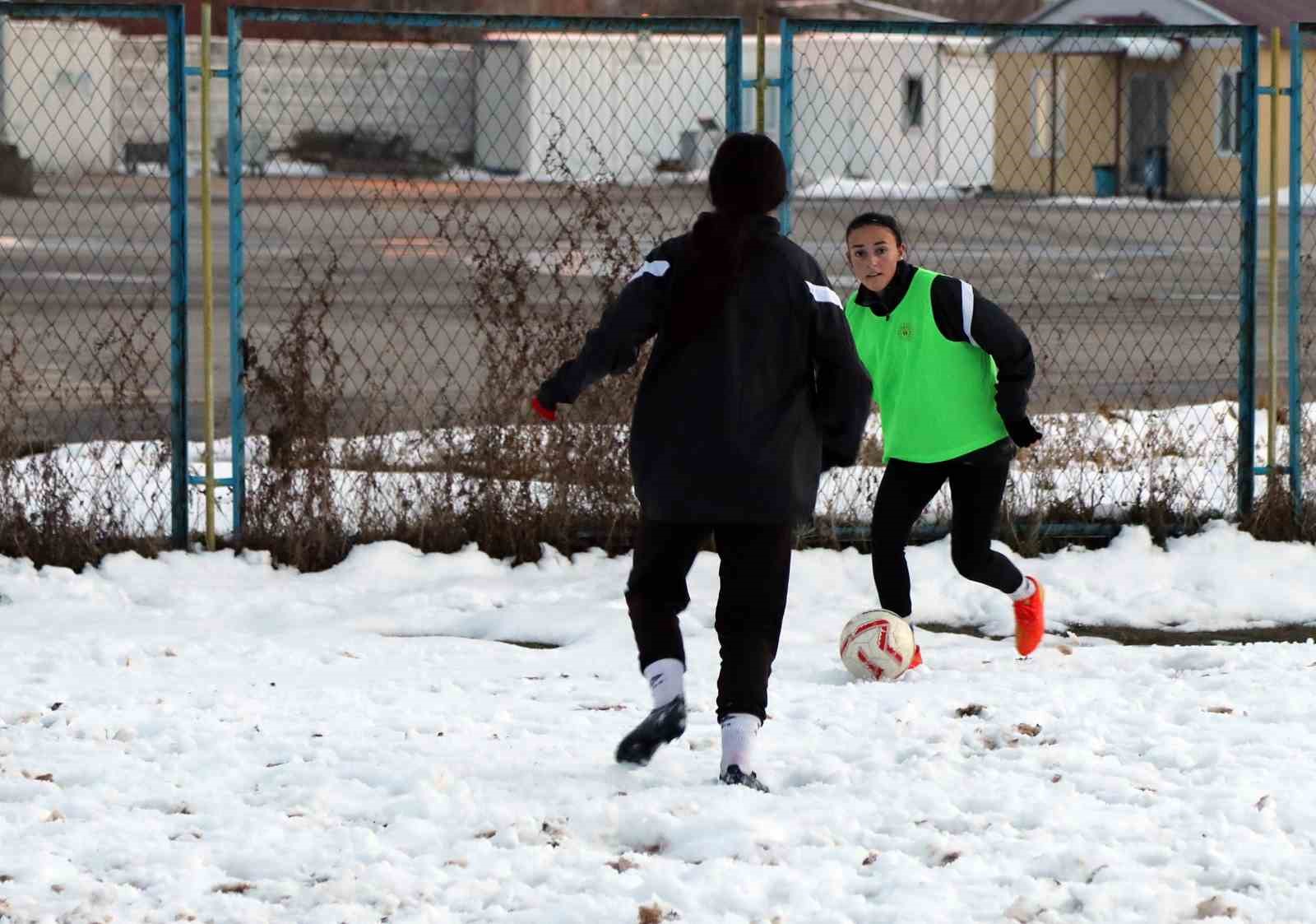 Van Büyükşehir Belediyespor Kadın Futbol Takımı, yeni sezona hazır