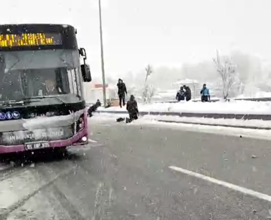 Kaçak göçmen taşıyan kamyonet kaza yaptı; 5 yaralı