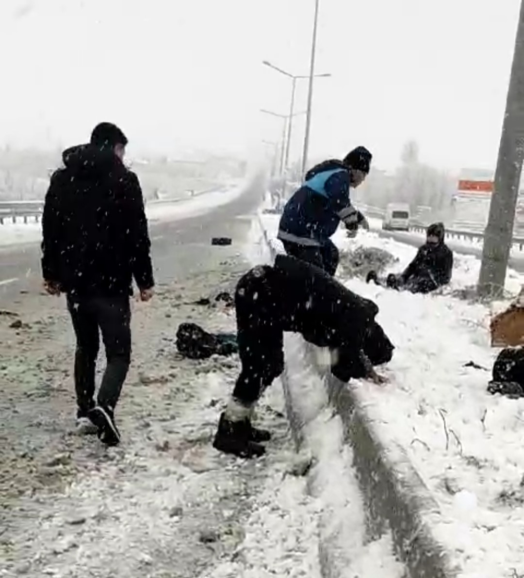 Kaçak göçmen taşıyan kamyonet kaza yaptı; 5 yaralı