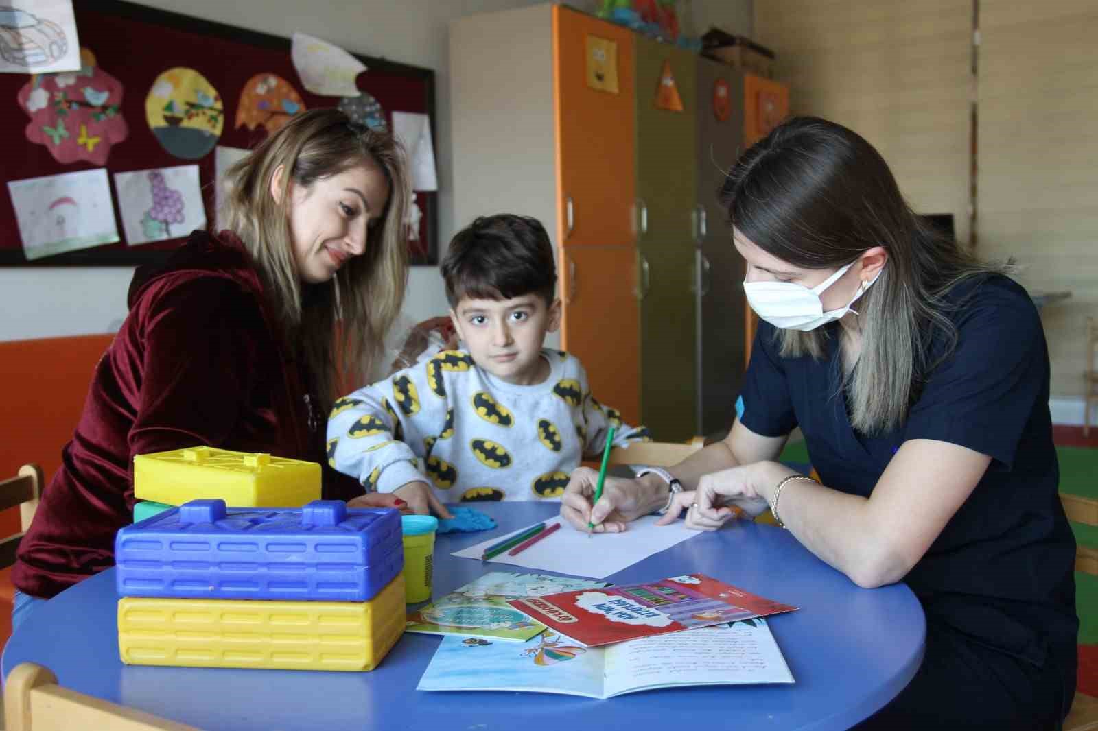 Hastane korkusu olan minik Mutlu, oyun alanlarını görünce tedaviye ikna oldu