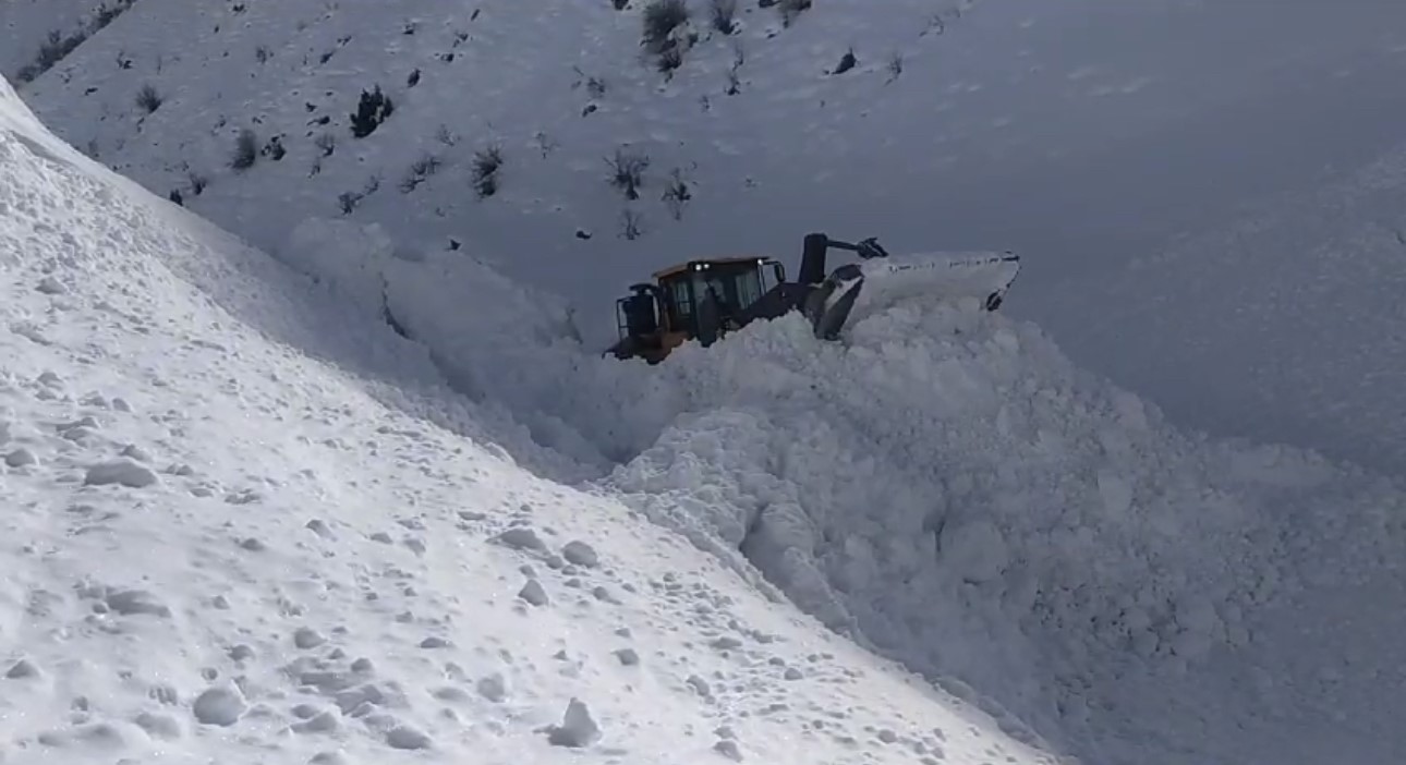 Yüksekova’da 5 metreyi geçen kar tünellerinde çalışma