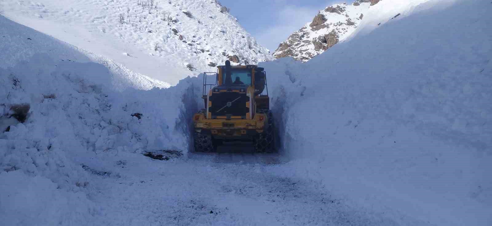 Yüksekova’da 5 metreyi geçen kar tünellerinde çalışma