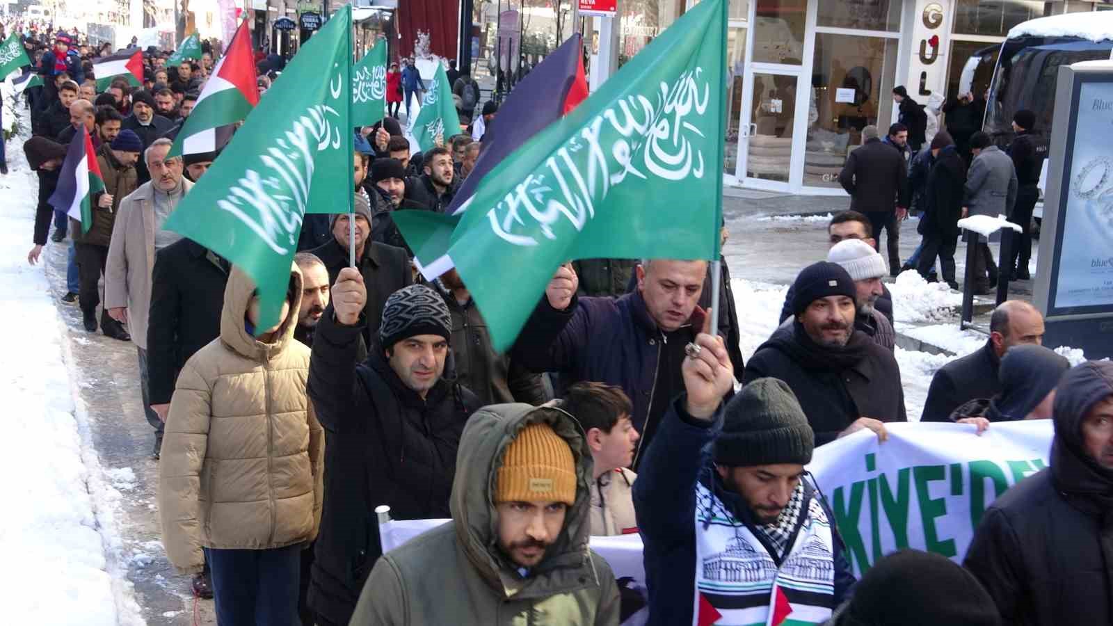 Vanlılar soğuk havaya rağmen Filistin için yürüdü