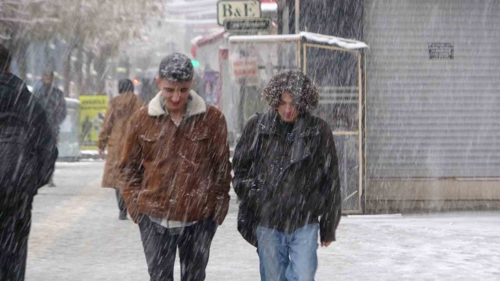 Van’da kar yağışı: 429 yol kapandı, uçak seferleri rötar yaptı