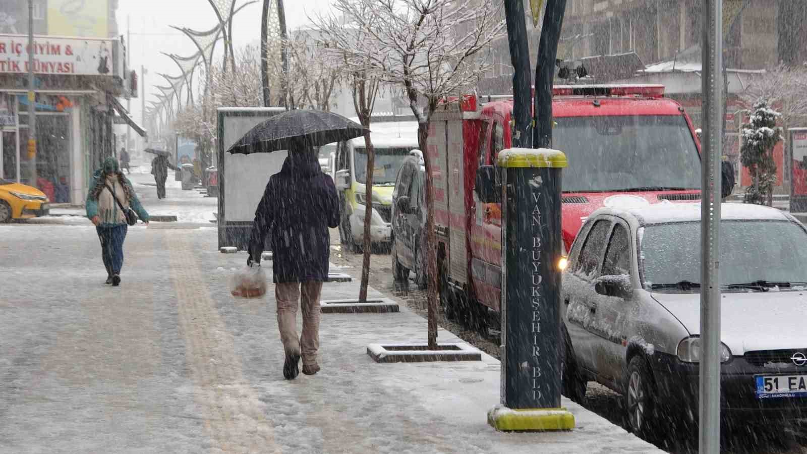 Van’da kar yağışı: 429 yol kapandı, uçak seferleri rötar yaptı