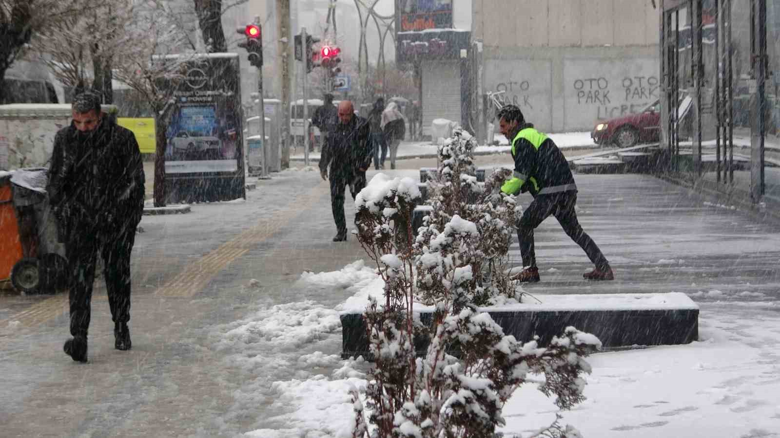 Van’da kar yağışı: 429 yol kapandı, uçak seferleri rötar yaptı