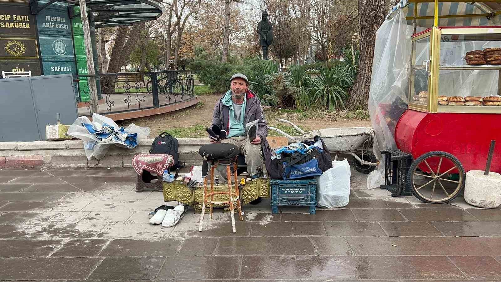 Ayakkabı boyayarak ev sahibi olup çocuklarını okuttu