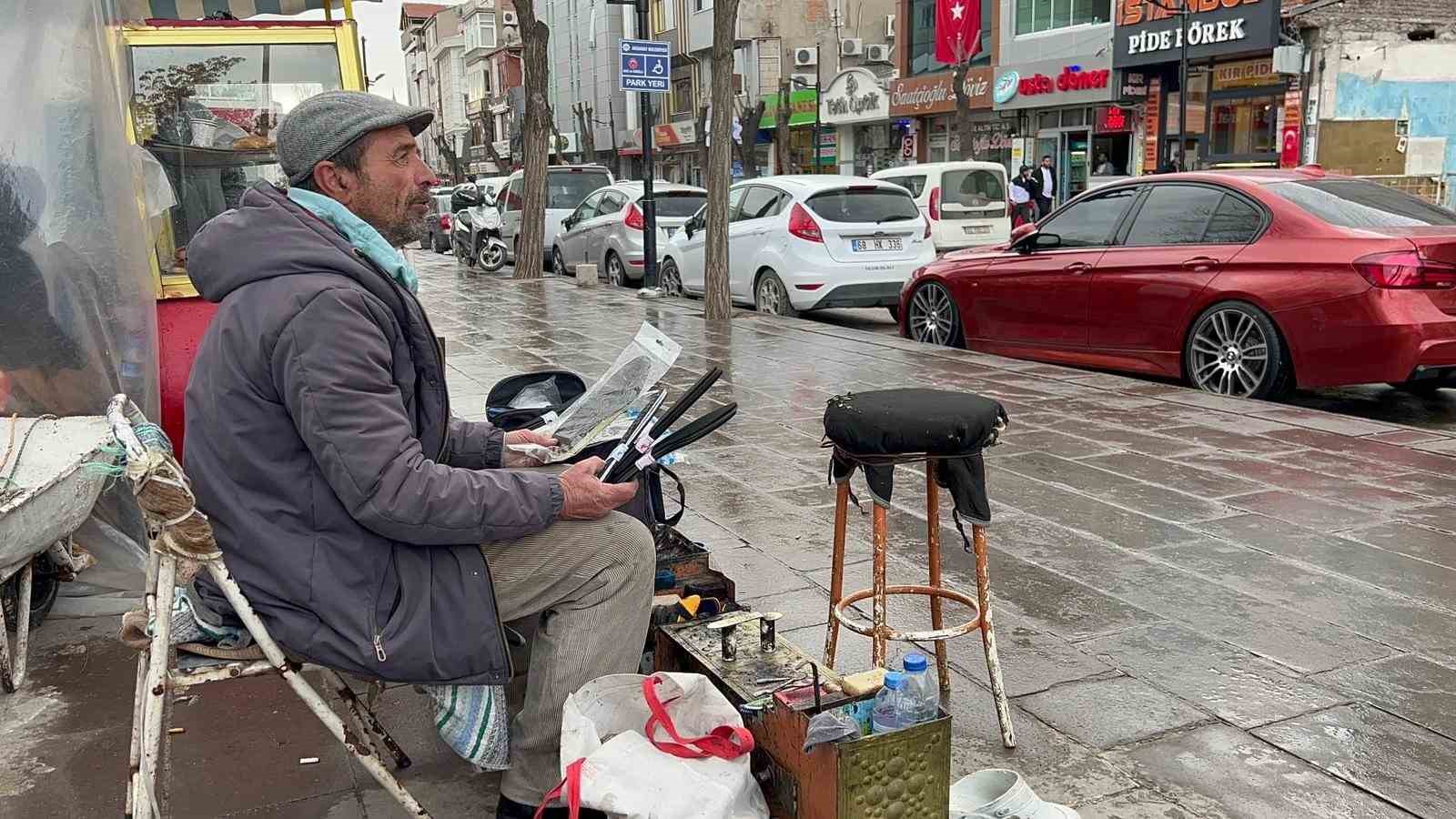 Ayakkabı boyayarak ev sahibi olup çocuklarını okuttu