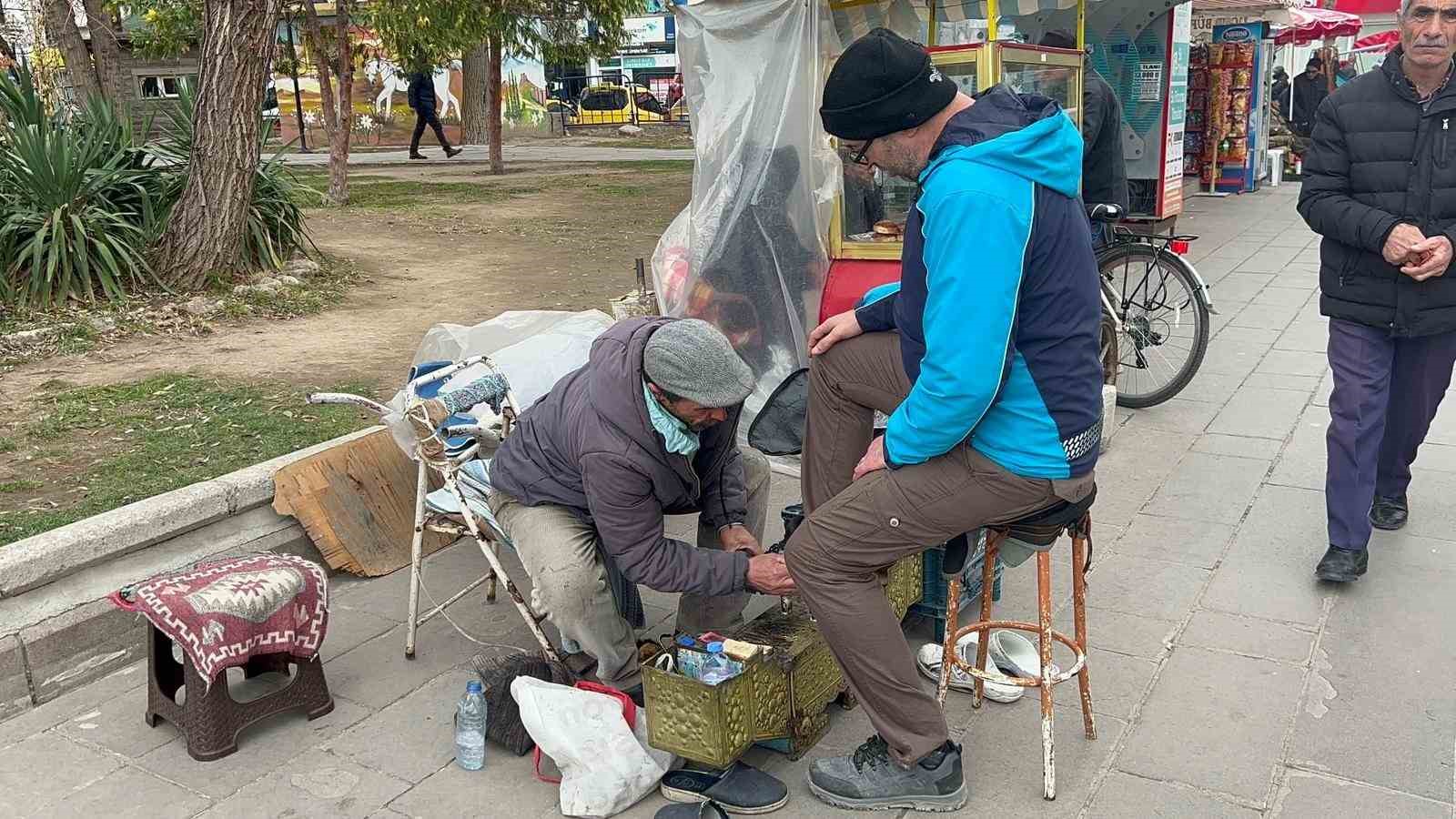 Ayakkabı boyayarak ev sahibi olup çocuklarını okuttu