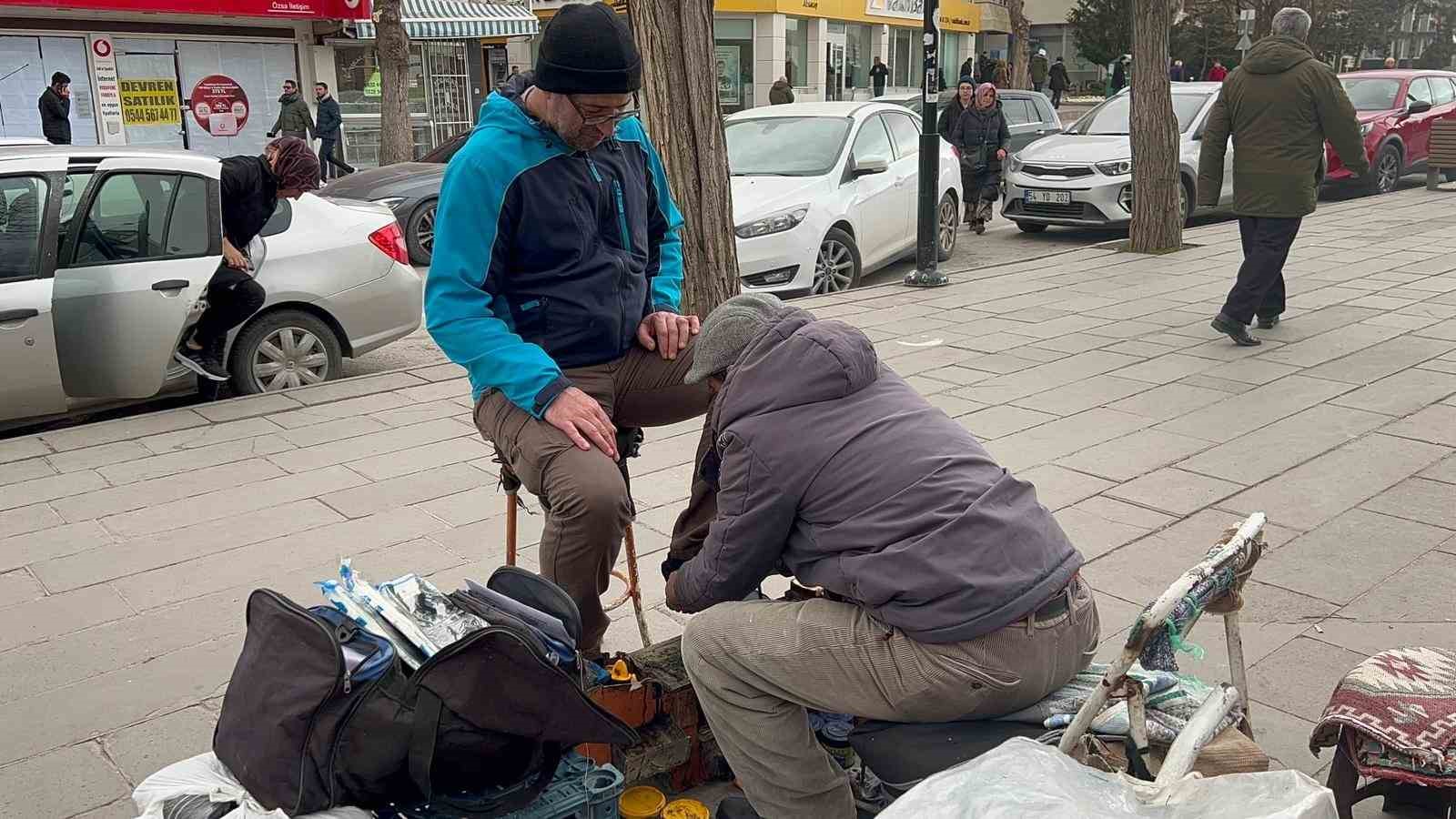 Ayakkabı boyayarak ev sahibi olup çocuklarını okuttu