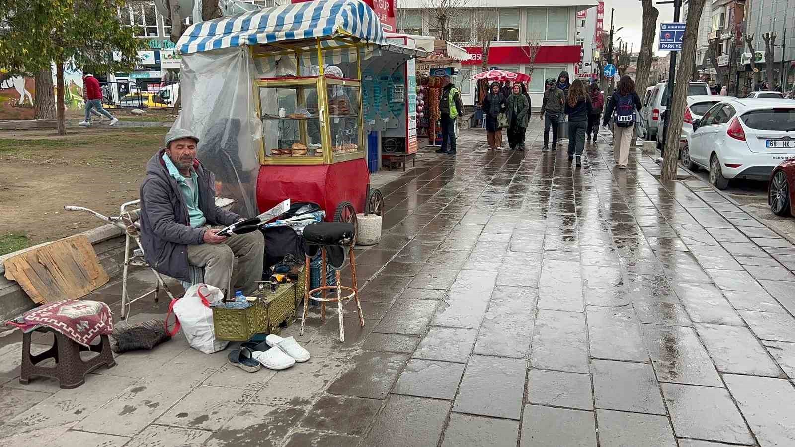 Ayakkabı boyayarak ev sahibi olup çocuklarını okuttu