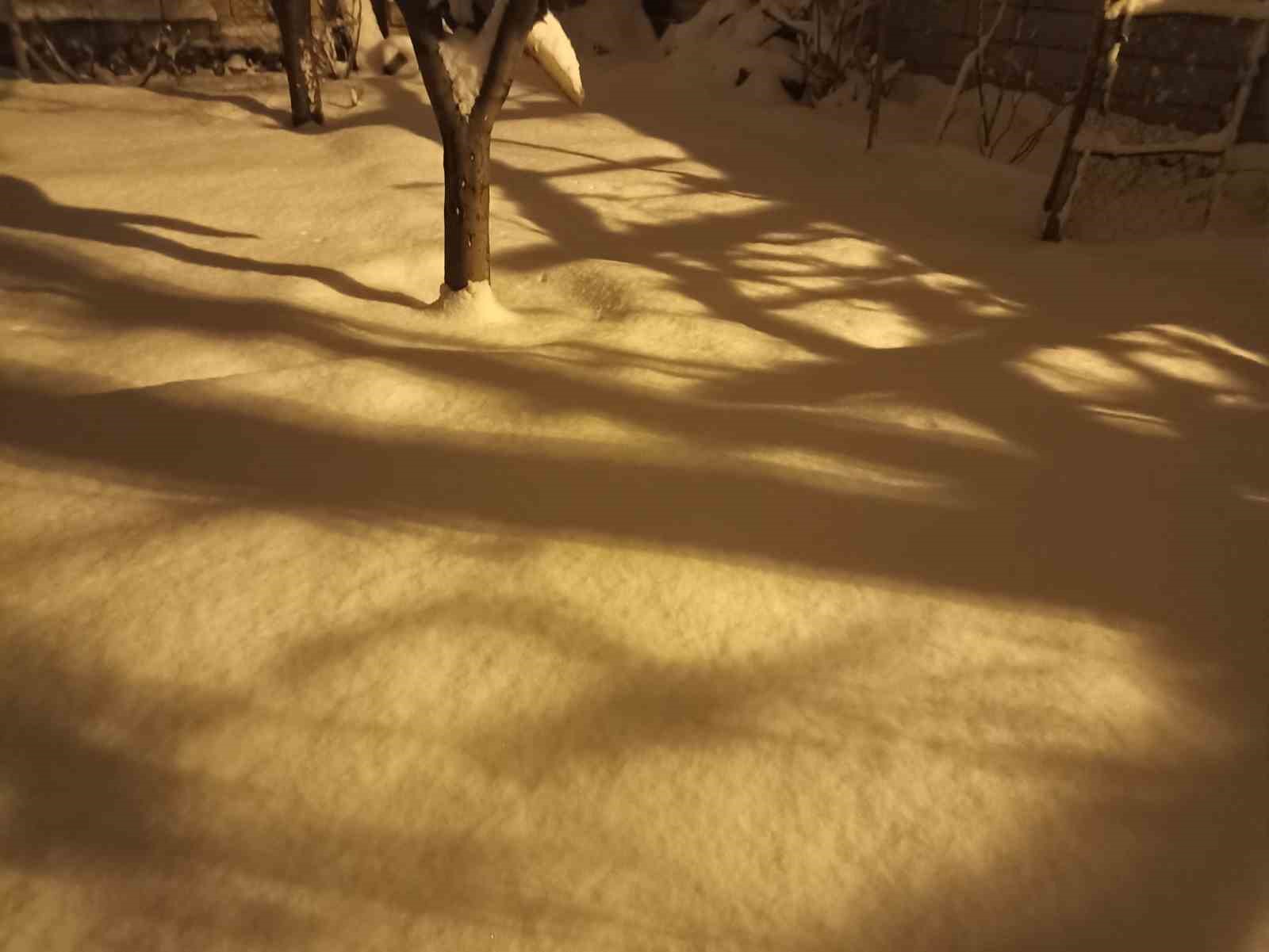 Erciş’te 140 yerleşim yerinin yolu ulaşıma kapandı