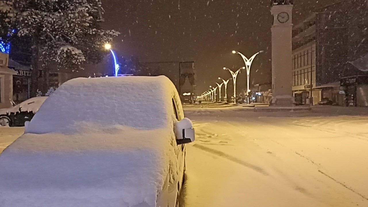 Erciş’te 140 yerleşim yerinin yolu ulaşıma kapandı