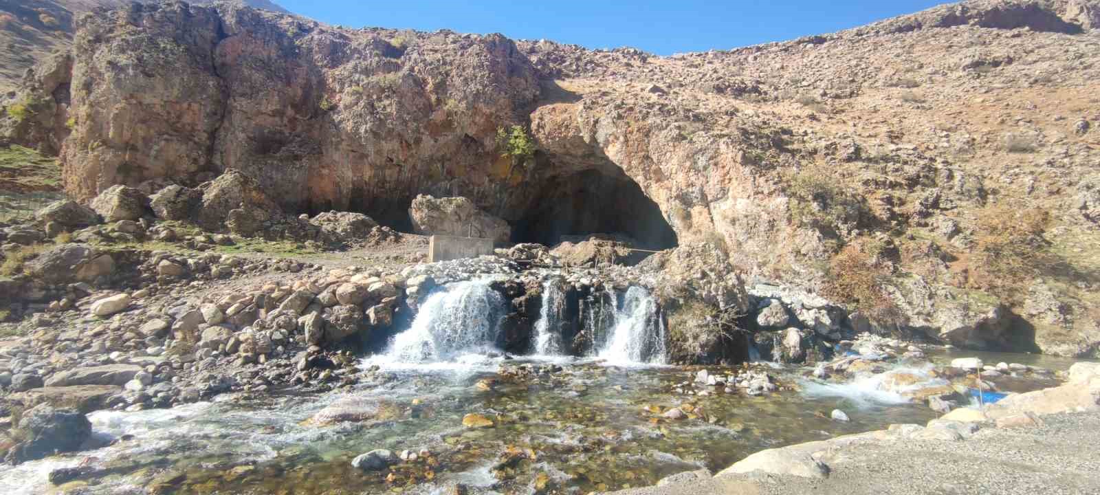 Dicle Nehri’nin çatısını oluşturan Bahçesaray ve Çatak çaylarındaki su seviyesi düştü