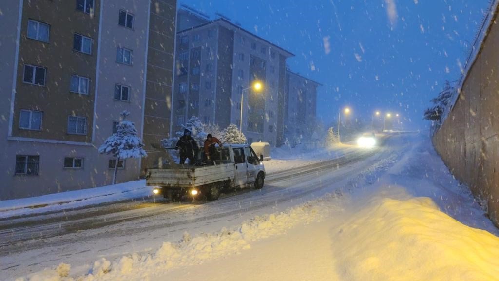 Van’da 201 yerleşim yerinin yolu ulaşıma kapandı