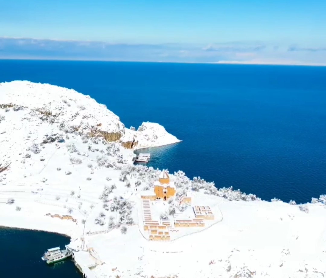 Akdamar Adası beyaz gelinliğini giydi