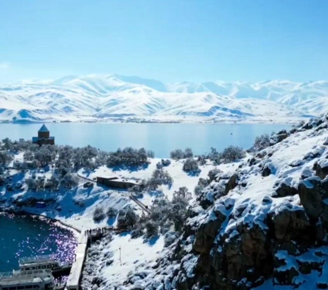 Akdamar Adası beyaz gelinliğini giydi