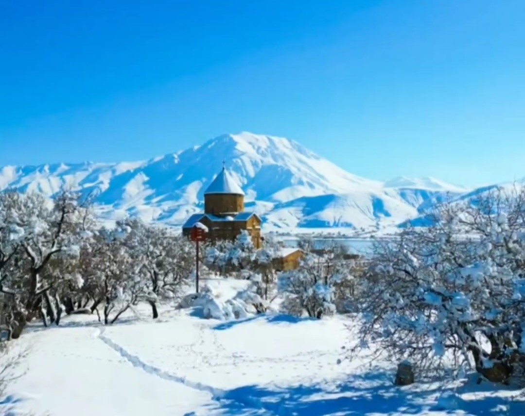 Akdamar Adası beyaz gelinliğini giydi