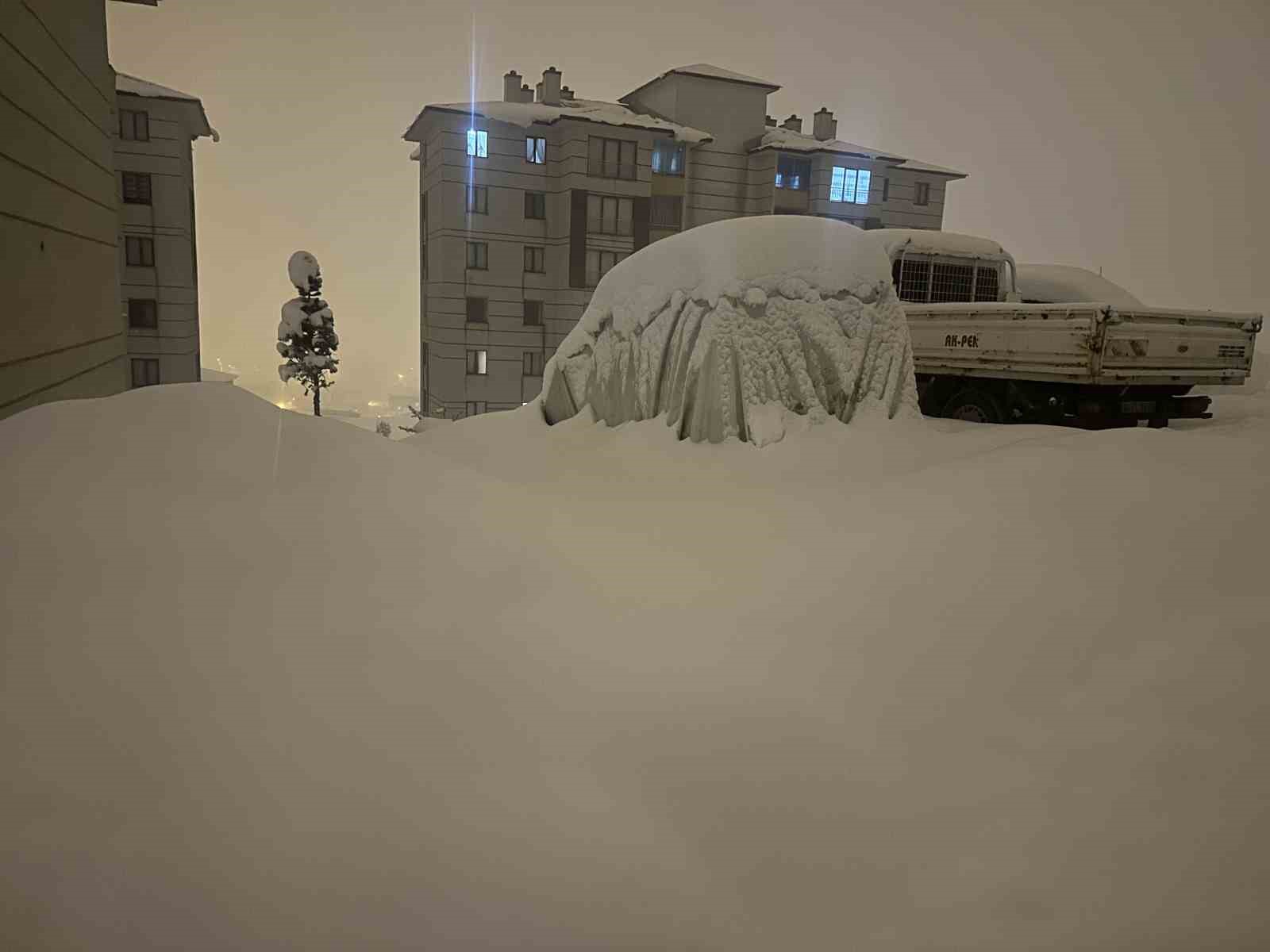 Yüksekova’da kar kalınlığı 40 santimetreyi buldu, araçlar kara gömüldü