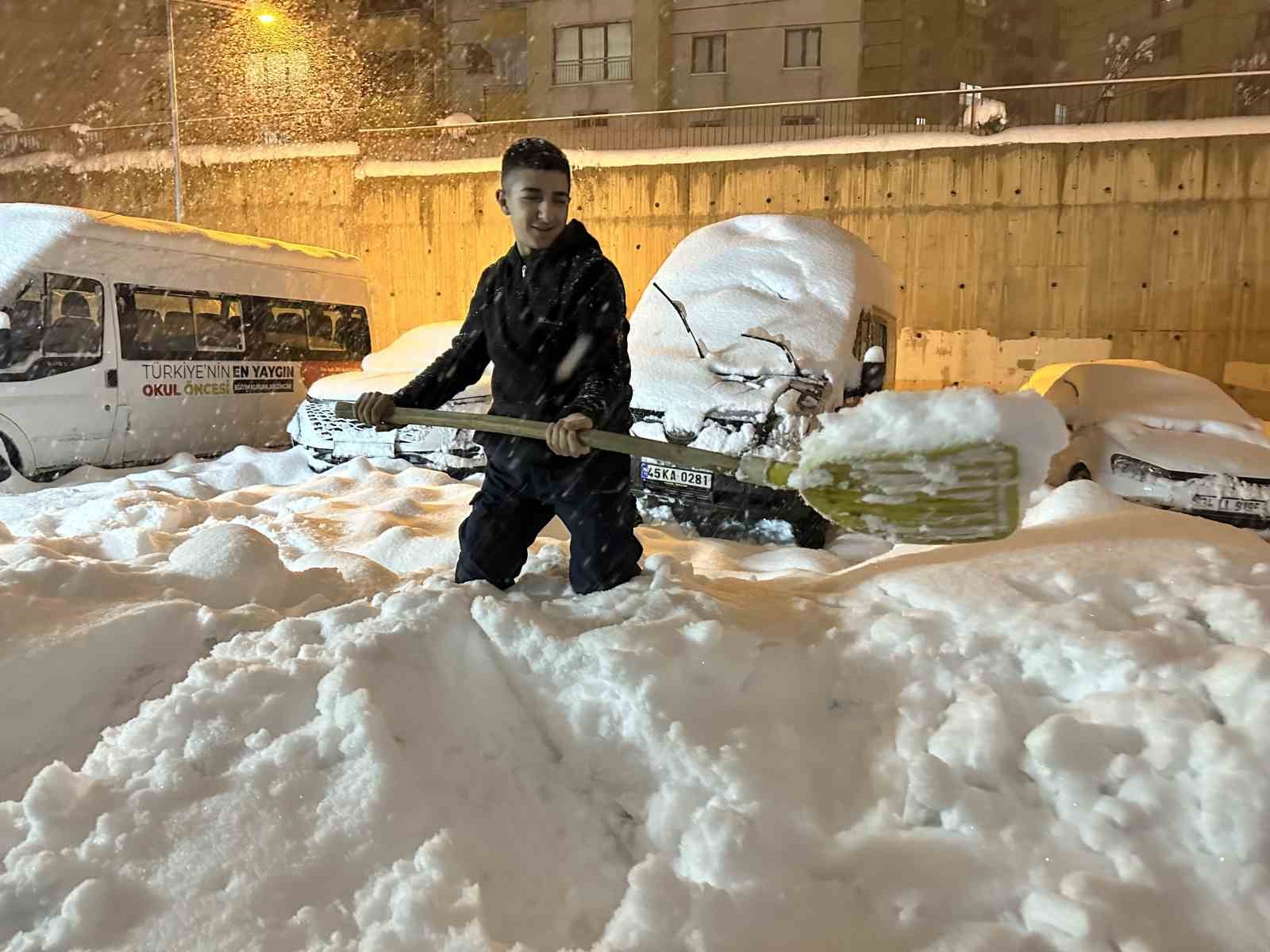 Yüksekova’da kar kalınlığı 40 santimetreyi buldu, araçlar kara gömüldü