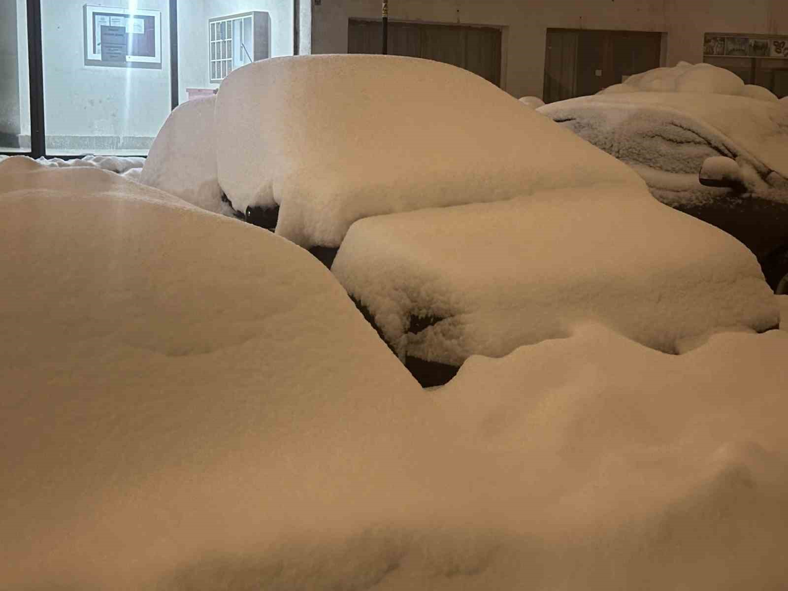 Yüksekova’da kar kalınlığı 40 santimetreyi buldu, araçlar kara gömüldü
