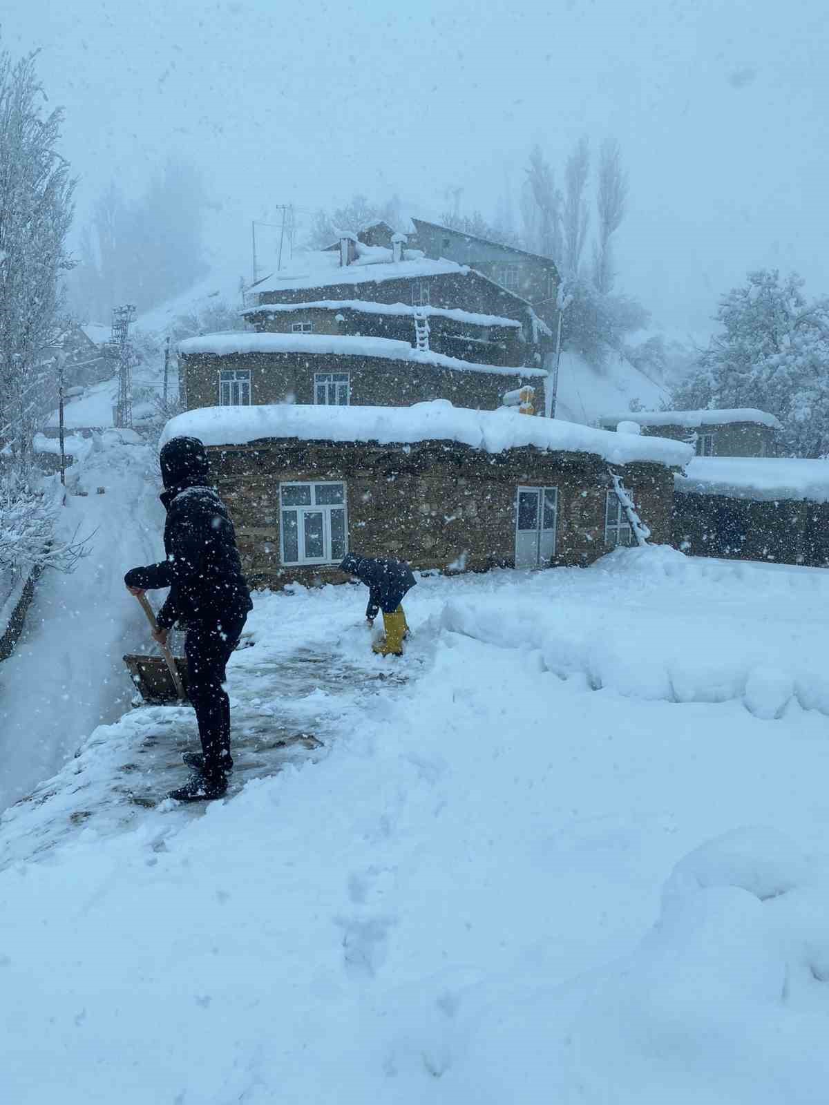 Bahçesaray’da kar kalınlığı 50 santimetreye ulaştı